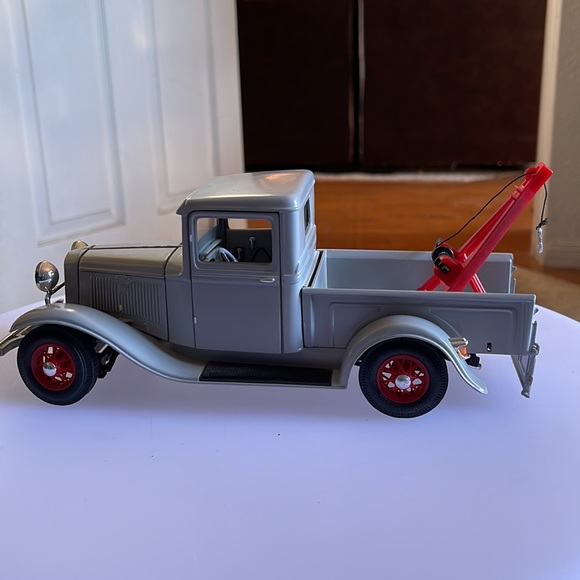 Vintage Road Legends 1/18 92257-1934 Ford Pick-up Wrecker-Grey. - Picture 2 of 13